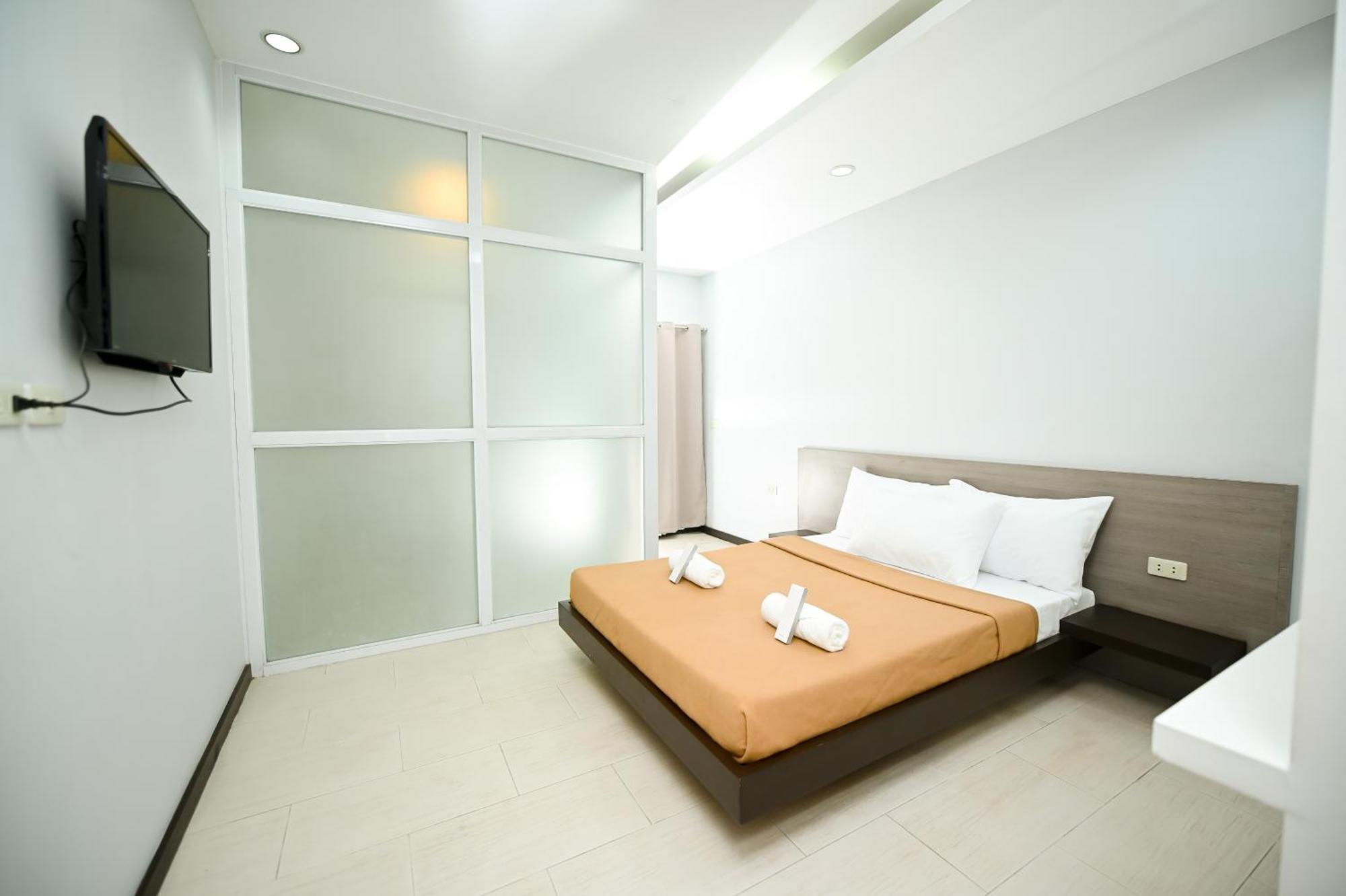 Blue Harbor Hotel Calapan Exteriör bild