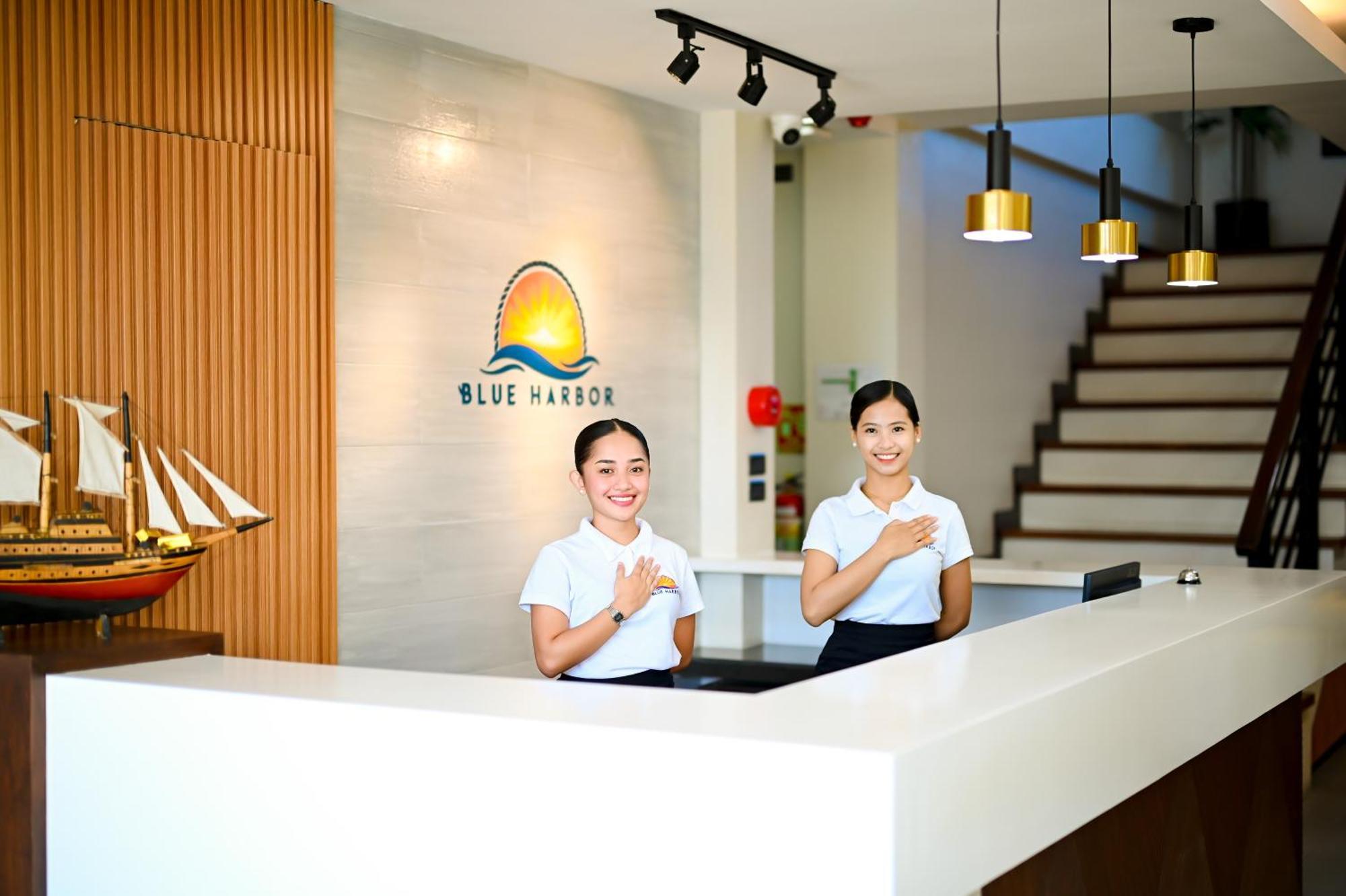 Blue Harbor Hotel Calapan Exteriör bild